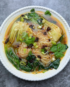 Hearty miso both, crunchy greens and spicy chilli oils. This is massively hitting those hearty but healthy January cravings.🍜🥬 Perfect for #veganuary and so simple to rustle up.