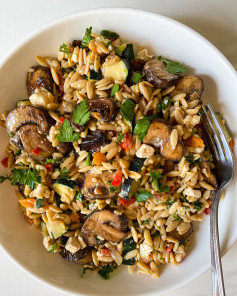 Hearty & warm ZUCCHINI & MUSHROOM ORZO SALAD!