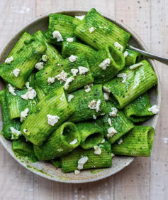 Heres a bowl of Wild Garlic & Cavolo Nero Paccheri by happyskinkitchen 😋​💚