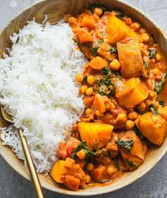 Here’s a delicious and cosy meal idea: chickpea and potato curry, served over rice.