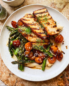 Here’s the recipe for my charred tofu with hummus, asparagus and blistered tomatoes ❤️