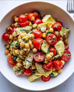 🌱High-Protein Tomato & Basil Salad🌱Have you tried this recipe yet? It’s on the Blog! 15 minutes, healthy, & balanced. It’s delish!