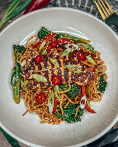 Honey halloumi noodles 🍜 I’ve seen loads of people make these in the past year so I had to give it a go as I love halloumi! I have to say it is DELISH!