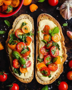 Hummus and tomato bruschetta (serves 2, with extra hummus)😍❤️🌿