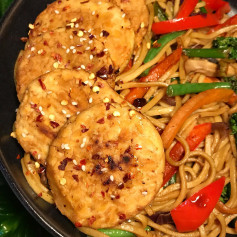 I absolutely love a bowl of colourful food and this tempeh and noodle stirfry is A-MAZING! 👌😍