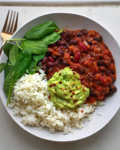 I made this Simple Bean Chilli which is delicious, budget friendly and easy to make using just pantry ingredients! I served it with rice, guacamole & spinach. Recipe down below! Happy Monday! 💚⁣