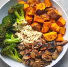 I made this simple bowl for lunch, and it was so delicious and satisfying! 💚 In here we have roasted sweet potato, roasted broccoli, sautéed garlic mushrooms, hummus in the middle and sprinkled it all with dried chilli flakes 😋 recipe down below! ⁣