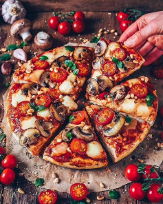 I made this vegan tomato mozzarella garlic mushroom pizza for dinner 😍 who wants a slice? 🙋‍♀️ or two? 😃🍅 🍕