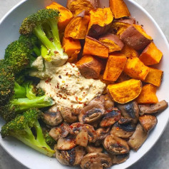 In here we have roasted sweet potato, roasted broccoli, sautéed garlic mushrooms, hummus in the middle and sprinkled it all with dried chilli flakes 😋 recipe down below! ⁣