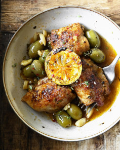 Lemon garlic chicken. Juicy, pan-fried chicken thighs with green olives and lemon