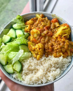 Lentil Cauliflower Dahl with basmati rice, lettuce & cucumber 💚