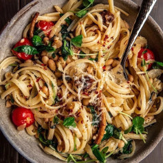 Linguine with Onions🍝 A great way to use up veggies in your fridge!