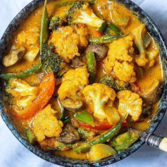 Loaded chipotle and hummus stew by @the_clumsy_vegan 😍 A flavourful stew thats perfect for your next meal prep!