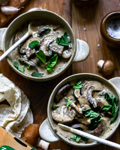 🍄 Looking for a super lazy + hearty Veganuary meal? This cozy creamy mushroom soup is just for you!! ✨