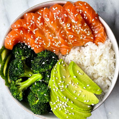 Love a good, protein-packed Spicy Poké Bowl!🍚🍣🥑🥦