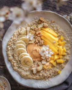 Mango Cashew Coconut Oatmeal 🥭⁣