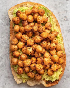 MASHED AVOCADO + SEASONED CHICKPEAS 🥑 Such a flavorful and savory breakfast that can be made in 10 minutes!