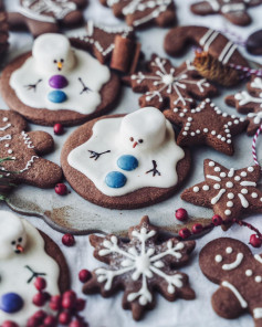 Melted snowman cookies (vegan, Gluten-free)Making these festive cookies is a fun winter afternoon activity! They are vegan and gluten-free, so everyone can enjoy them!