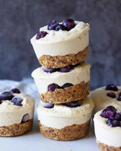 Mini Raw Vegan Lemon and Blueberry Cheesecakes 💗