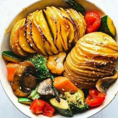 🌱Miso-glazed hasselback potatoes and veggies🌱(This glaze works great when roasting veggies also.)⠀.⠀