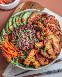 Mixed Rice with Stir Fried Tofu & Veggies (inspired by Bibimbap) by @realizing_fitness ❤️🌱⁣