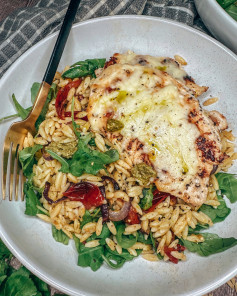 Mozzarella Topped Chicken and Pesto Orzo 🍃🍅 This was honestly delish and inspired by something I saw @real.foodie post a while ago. I love a good orzo salad so I made extra to have for work lunches this week. Hit SAVE and give it a try! 📍