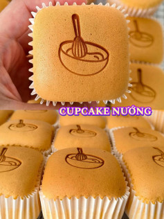 Những chiếc bánh cupcake nướng thơm lừng, bông mềm