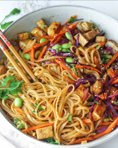 Noodles with Crispy Tofu, Veggies & Edamame 🌿🍃Asian-inspired meals like this are so satisfying and comforting.