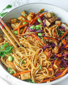 Noodles with Crispy Tofu, Veggies & Edamame