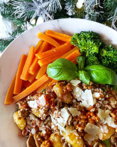 NOT a the prettiest of meals -but super quick and super tasty!RECIPE ⬇️⬇️serves 4Syns depending on the gnocchi you buy - check as they vary so much!!