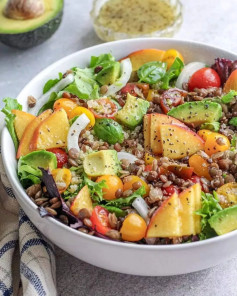 🍑 Now peaches are in season - TRY this Peach & Avocado Salad with Lentils and Quinoa