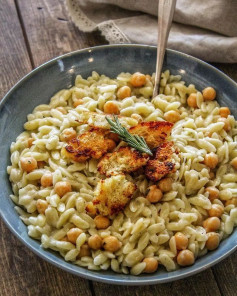 One Pot Creamy Rosemary Orzo with Chickpeas & Buttery Croutons 🌿⁣