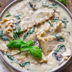 One-Pot White Lasagna Soup with Spinach and Mushrooms!