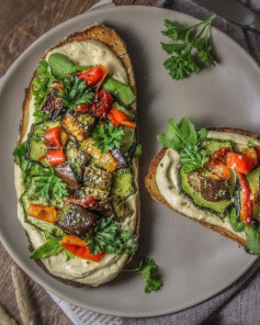 Open-Faced Roasted Veggie Sandwich with Pesto & Cashew Cream Cheese 🌿⁣