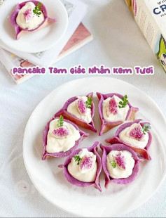 pancake tam giác nhân kem tươi