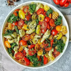 Pasta w/ Artichokes, Tomatoes & Kale in white wine sauce 🌿🍃