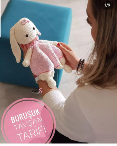 Pembe elbise giyen uzun kulaklı beyaz tavşan için tığ işi modeli