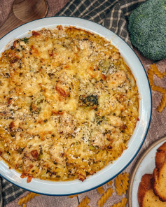 Pesto Chicken and Broccoli Pasta Bake 🥦 I spent today meal planning and shopping. I’m finally back in the kitchen and cooking again. This was the perfect recipe to start with and we’ve got leftovers for later in the week.