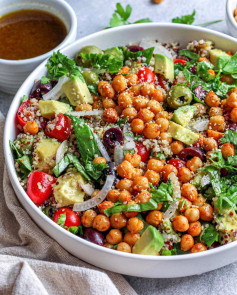 Quinoa Chickpea Salad with Basil & Olives 🌿🍃 w/ avocado, tomatoes and crisp sweet vidalia onions and balsamic vinaigrette 🌿🍃