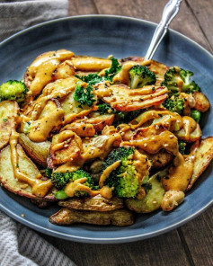 Roasted Broccoli and Potato Nourish Bowl with Cheezy Chili sauce 🌿⁣⁣⁣