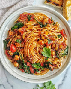 Roasted Tomato Spaghetti with Spinach & Chickpeas 🌿🍃🍝