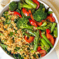 ROASTED VEGGIE QUINOA BOWL + SPICY LEMON TAHINI 🥦