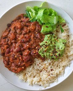 SIMPLE BEAN CHILLI with a surprise ingredient (dark choc 🍫) 😋