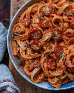 Sloppy, creamy cashew tomato pasta 🍝