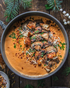 Smoky Red Pepper and Aubergine Soup (with Buttery Mushrooms and Sourdough Croutons) 🌱⁣