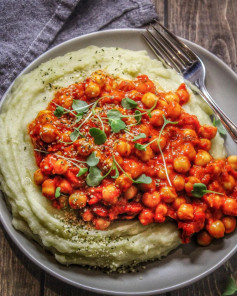 Smoky Red Pepper & Chickpea Stew with Buttery Mashed Potatoes 🌿⁣