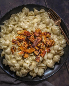 Smoky Vegan Mac & Cheese with Coconut Bacon 🌿⁣