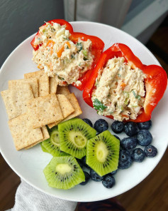 So many different way to stuff a bell pepper but today I chose tuna 💁🏼‍♀️I LOVE the crunch from the bell pepper!