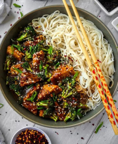 STICKY GARLIC SESAME TOFU & BROCCOLI