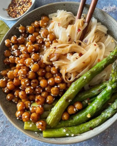 Sticky sesame chickpeas with noodles & asparagus. Another one of my go to lunches that only takes 15 mins to make!